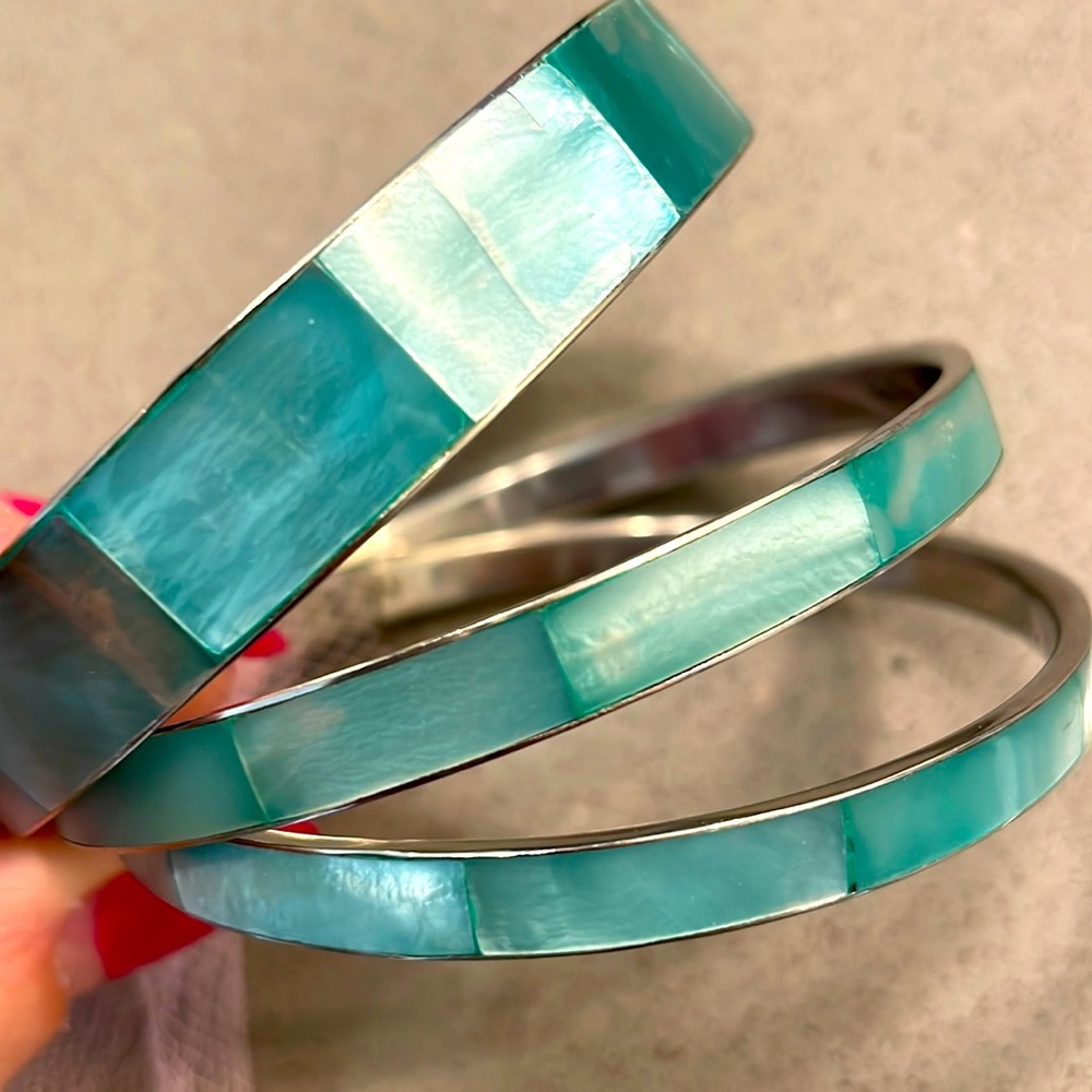 Set of 12 Mother of Pearl bracelets bangels silver accent blue aqua pink white - Picture 2 of 12